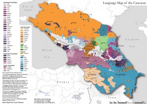 Mapa etnolingüístico del Cáucaso. O cómo obtener de aquí estados-nación homogéneos es un absoluto quebradero de cabeza. Las poblaciones armenias, georgianas y azeríes a menudo vivían mezcladas en territorios solapados. De modo que, cuando las tres comenzaron a declarar su independencia y establecer su ámbito soberano tras la Primera Guerra Mundial, reclamaron territorios habitados por diversas etnias, pero que consideraban propios. Nagorno Karabaj, la mancha anaranjada en el corazón azul de Azerbaiyán, es uno de los casos más prolongados en el tiemp