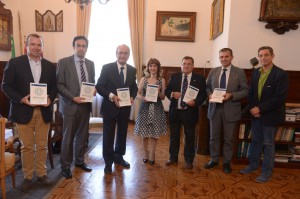 La Dra. Ana María Prieto entregando al Alcalde de Málaga el libro de Actas de las VII Jornadas de Seguridad, Defensa y Cooperación