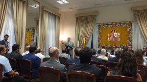 El Alcalde de Málaga hablando a los concurrentes. En la mesa el Delegado del Gobierno en Andalucía, El Secretario de Estado de Seguridad, el Presidente de la Diputación y el Subdelegado del Gobierno en Málaga