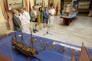 Inauguración de la exposición "Historias del puerto de Málaga con Joaquín Moltó a la izquierda