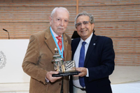 Reconocimiento al profesor Carlos Benavides