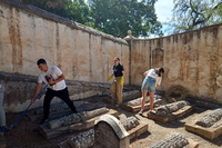 Estudiantes de la UMA contribuyen al cuidado patrimonial del Cementerio Inglés