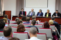 José María Gil-Robles, expresidente del Parlamento Europeo, imparte una conferencia en la Facultad de Derecho
