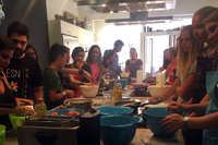 Alumnos internacionales de la UMA participan en un taller de cocina andaluza