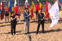 El Director de deporte universitairo recoge la bandera de la FISU como anfitriona del mundial de voley playa en 2020