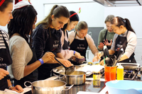Estudiantes internacionales de la UMA participan en un taller de cocina andaluza