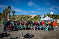 La UMA y Fundación Unicaja colaboran en una jornada de limpieza en la playa de El Peñón del Cuervo