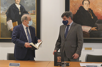 Entregan el libro homenaje  'Satyrica signa' al profesor de Arqueología Pedro Rodríguez Oliva 