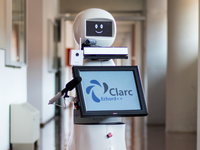 Investigadores de la Escuela diseñan un robot social para facilitar el contacto con personas aisladas