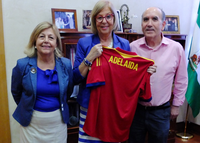 Adelaida de la Calle receives Spanish football team shirt