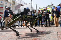 El robot cuadrúpedo, durante la demostración