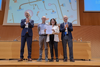 Los vicerrectores adjuntos de Smart-Campus e Infraestructura, Patricia Mora y Joaquín Ortega, respectivamente, fueron los encargados de recoger los premios