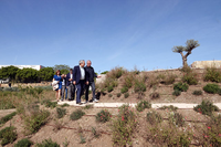 El rector y el arquitecto, junto a otros representantes institucionales, paseando por el nuevo espacio verde de la UMA