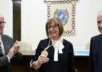 La rectora recibe la Medalla de Honor de la Facultad de Medicina