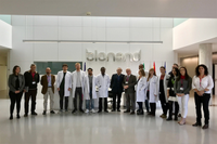 Investigadores, directores de tesis y responsables de BIONAND, con el rector