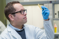 Uno de los investigadores del estudio, José Alejandro Heredia-Guerrero, sostiene una lamina de bioplástico sintético
