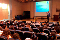 El profesor González impartiendo una conferencia en la Facultad de Ciencias