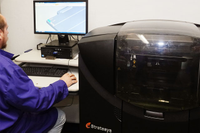 El investigador Joaquín Fernández con la impresora 3D ‘Polyjet Stratasys Object 260 Connex3’