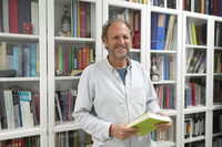 El catedrático Manuel Chaparro en su despacho de la Facultad de Ciencias de Comunicación