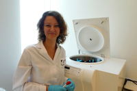 La profesora Julia Wärnberg en el laboratorio de la Facultad de Ciencias de la Salud