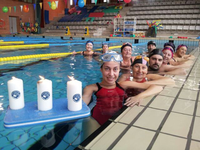Participantes en el proyecto en una actividad organizada en la piscina