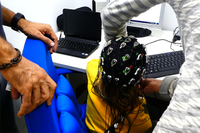 Un niño realizando las pruebas con los investigadores en el Laboratorio CINEMA