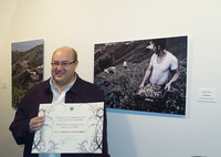 Francisco Orozco, junto a la foto con la que ha ganado el concurso