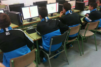 Jugadores de fútbol de entre 14 y 18 años realizando un entrenamiento computarizado en la UMA
