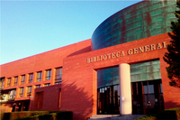 Fotografía de la entrada de la Biblioteca General de la UMA, en el campus de Teatinos