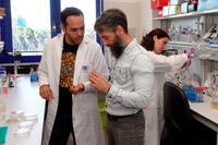 El investigador principal de este estudio, Diego Romero, y otros miembros del laboratorio Bacbio