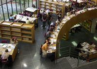 Alumnos estudiando en la biblioteca