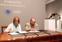 Adelaida de la Calle y Jaime Pimentel firman los documentos de donación de la escultura que se ve a la derecha de la foto