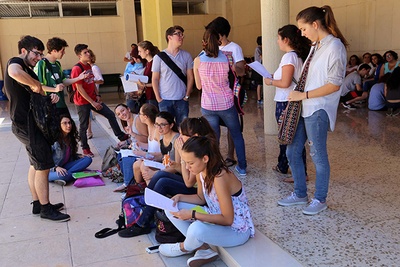 Estudiantes, momentos antes de un examen de la PEvAU