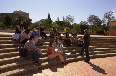 Un profesor impartiendo una clase en el Jardín Botánico de la UMA