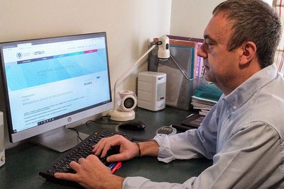 El director clínico del Servicio de Atención Psicológica de la UMA, Miguel Ángel Rando, frente a su ordenador en casa