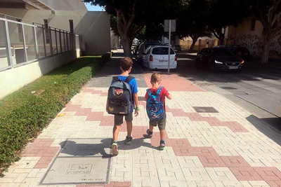 Imagen de unos niños de camino al colegio