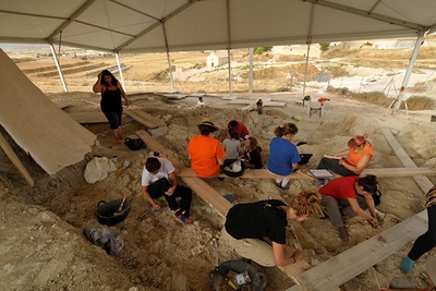 Vista de la superficie de excavación del yacimiento de Fuente Nueva-3 durante la campaña del año 2013. Supervisando los trabajos aparece, en último término y en pie, la profesora M. Patrocinio Espigar