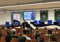 Noemí Carboneros inspira al alumnado con su experiencia emprendedora en turismo e IA