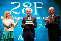 El catedrático Emilio Alba recibe la Bandera de Andalucía de la Investigación, la Ciencia y la Salud 2026