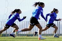 Un estudio revela cómo la posición de juego y el nivel del rival determinan el esfuerzo físico en el fútbol femenino