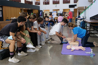 Alumnos de Ciencias de la Educación reciben formación sobre soporte vital básico y uso de desfibriladores