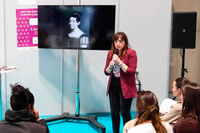 La profesora Laura Triviño imparte el taller 'Ellas también pintaban', en la Semana de la Educación Aula 2025