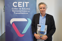 Patricio Lizama, decano de la Facultad de Letras de la Pontificia Universidad Católica de Chile, visita el CEIT