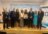 La Facultad de Filosofía y Letras recibe la Placa de Honor de la Real Academia de Nobles Artes de Antequera