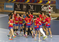 Checas y Rumanas lideran los grupos de la competición femenina tras la primera jornada