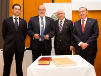 EL COLEGIO DE TITULADOS MERCANTILES OTORGA LA DISTINCIÓN DE COLEGIADO DE HONOR AL DECANO DE LA FACULTAD