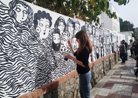 Alumnos de Bellas Artes colaboran en un mural de apoyo a los refugiados