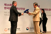 El director de la Oficina UMA-ATECH Puente con Corea, Antonio Doménech, galardonado con el "5th LTI Korea Outstanding Service Award"