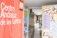 Filosofía y Letras conmemora el Día Europeo de las Lenguas con la exposición "Idiomas y Bocadillos" 