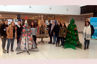 Alumnos de la asignatura Diseño Ergonómico y Ecodiseño elaboran árboles de Navidad con material reciclado
